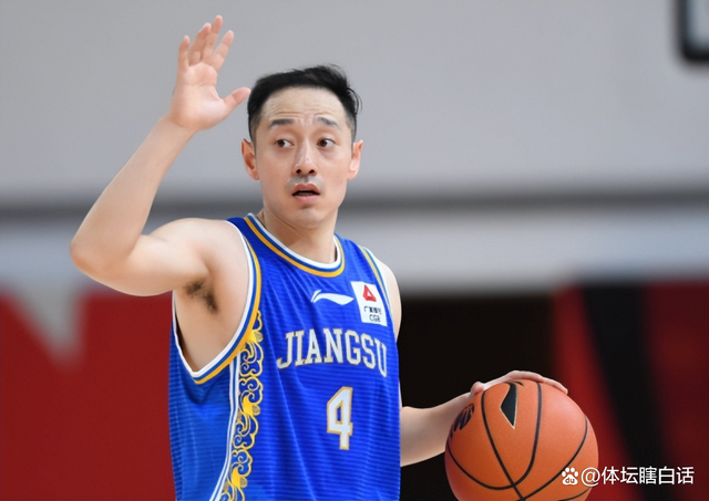 关于江苏男篮训练开放日；官宣日火线驰援引观众欢呼；欧超杯在即；阵容厚度经受考验的信息